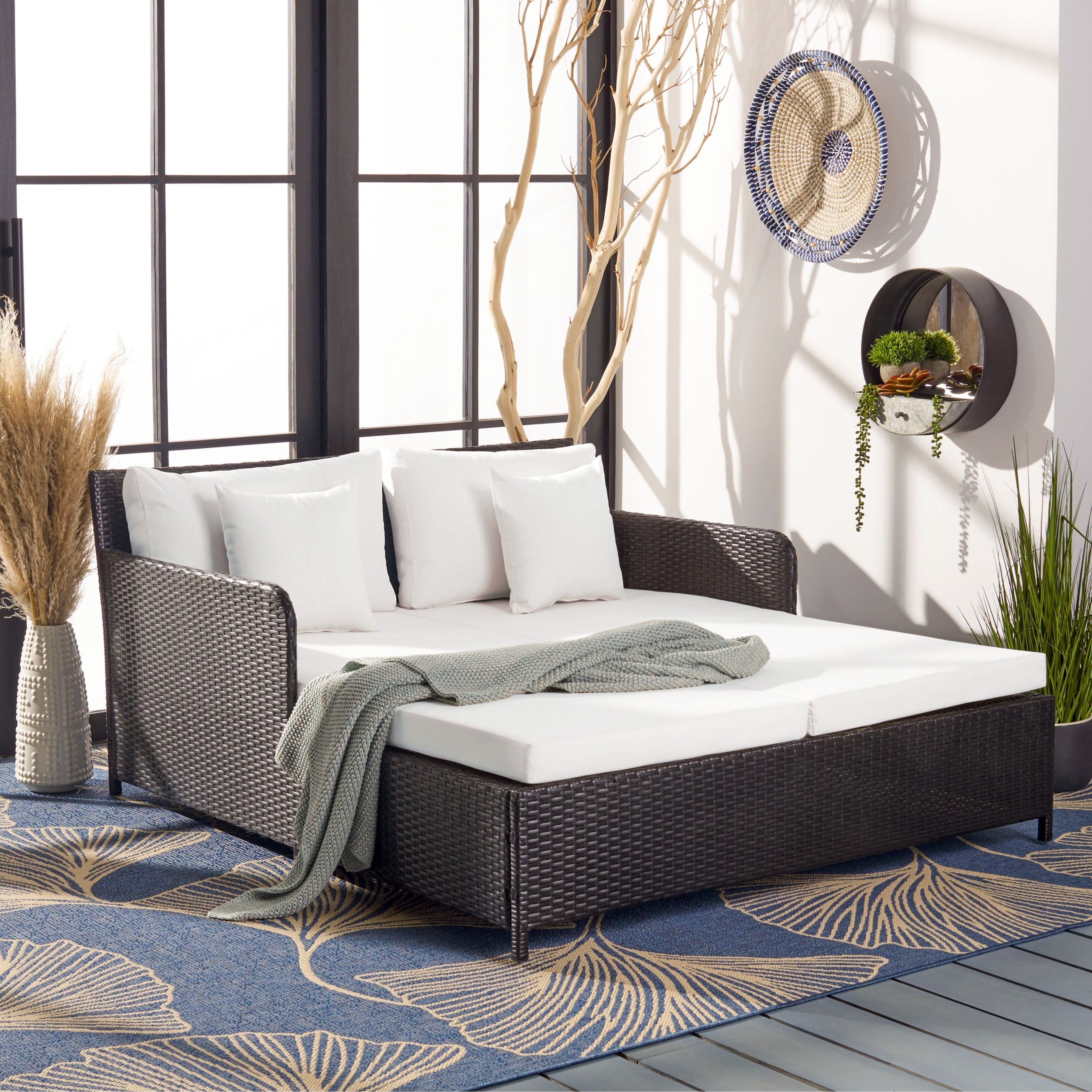 Lit de repos d'extérieur SAFAVIEH Taniyah en osier avec oreiller et coussins - 53 L x 28 P x 62 H