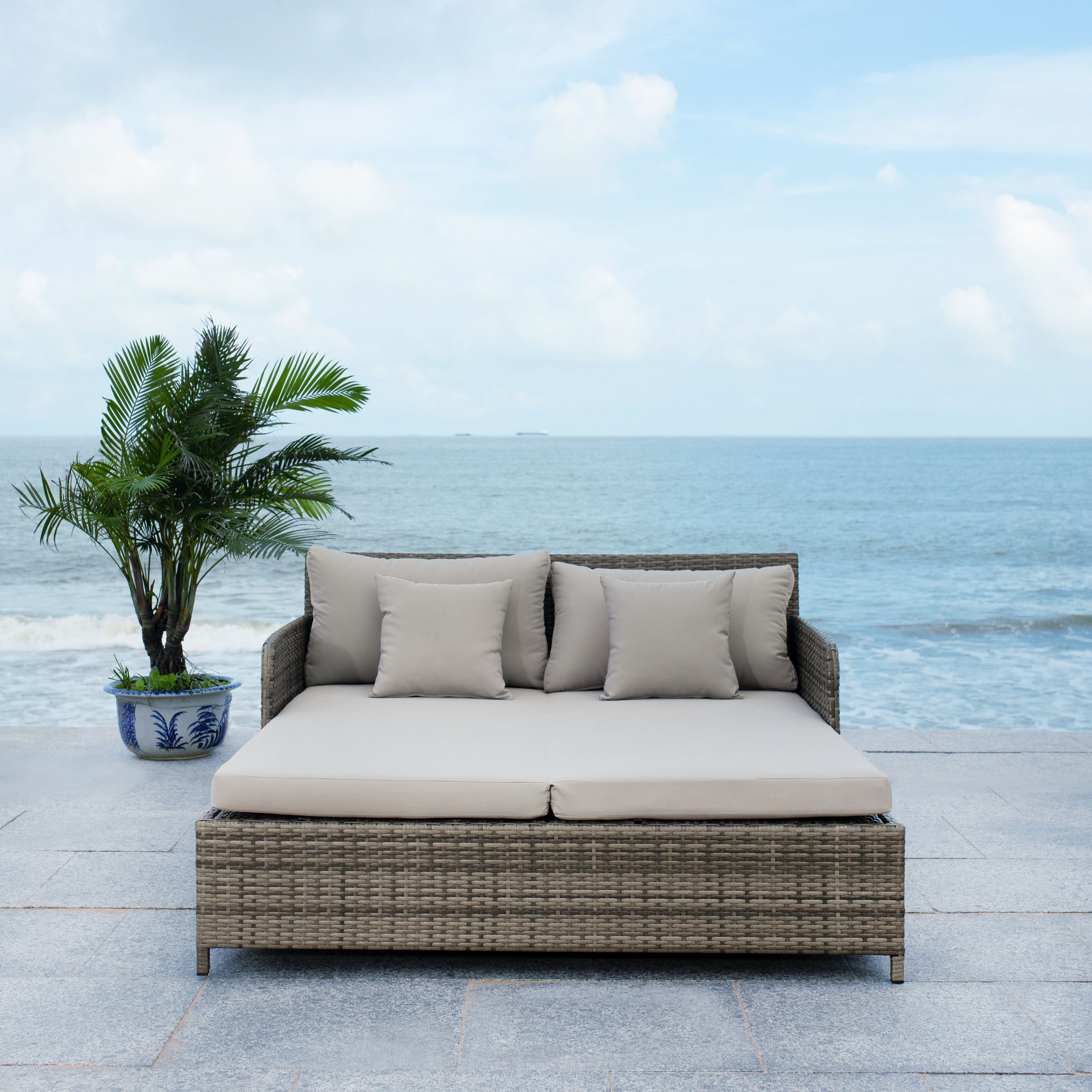 Lit de repos d'extérieur SAFAVIEH Taniyah en osier avec oreiller et coussins - 53 L x 28 P x 62 H