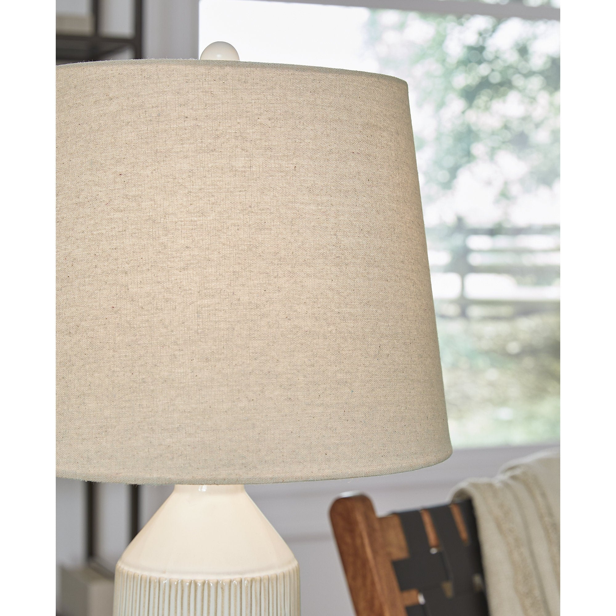 Lampe de table Signature Design by Ashley Willport blanc cassé (lot de 2) - 14 L x 14 P x 27 H