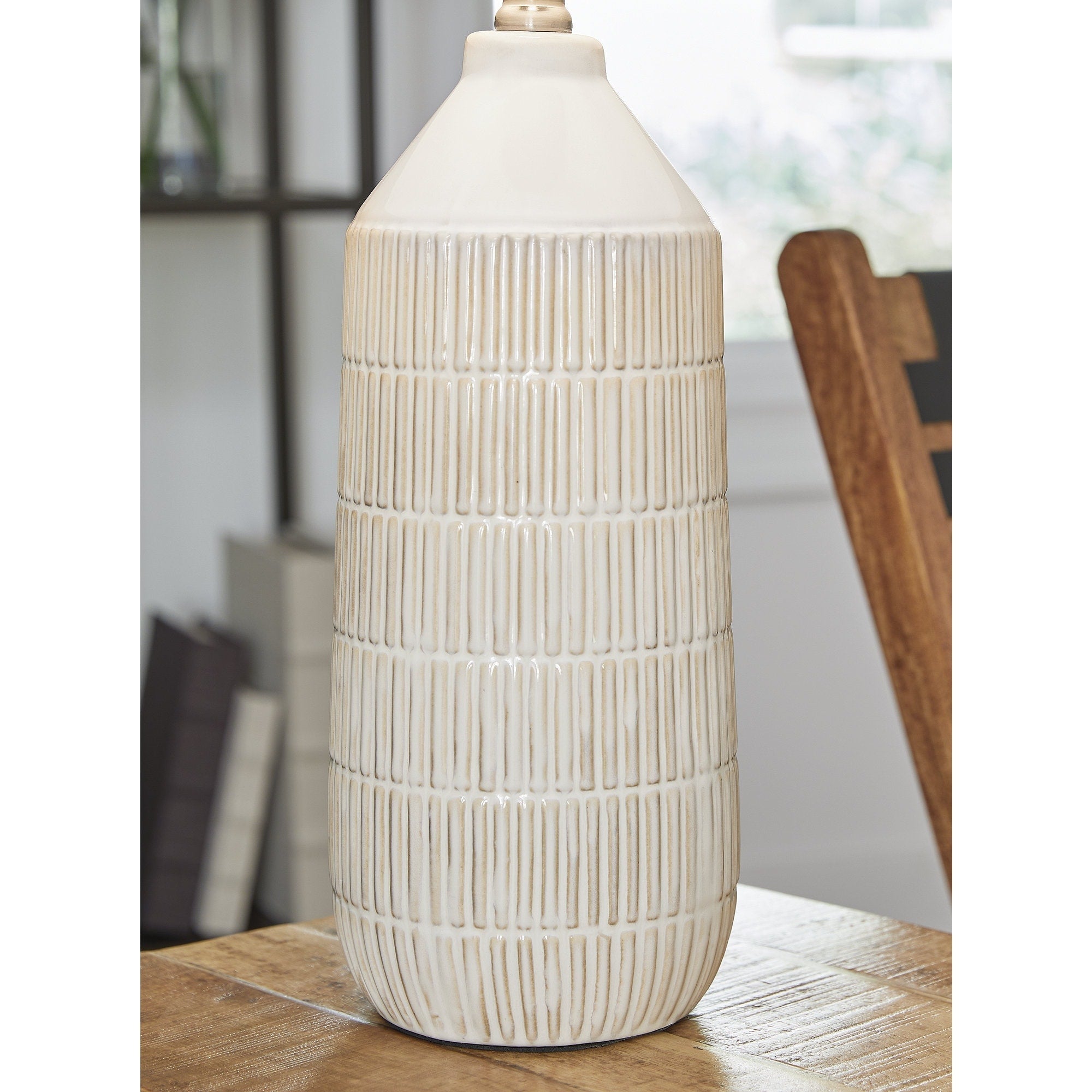 Lampe de table Signature Design by Ashley Willport blanc cassé (lot de 2) - 14 L x 14 P x 27 H