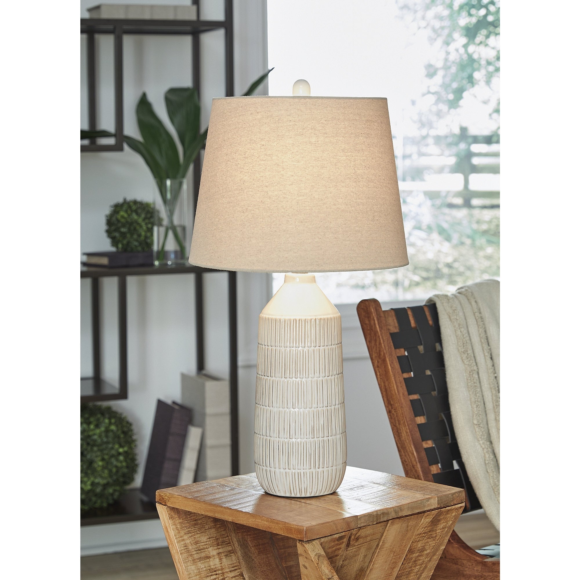 Lampe de table Signature Design by Ashley Willport blanc cassé (lot de 2) - 14 L x 14 P x 27 H