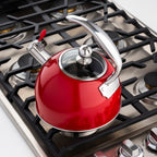 Bouilloire sifflante Viking en acier inoxydable rouge de 2,6 litres avec base à 3 couches